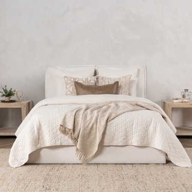 Lana White Queen Quilt Set