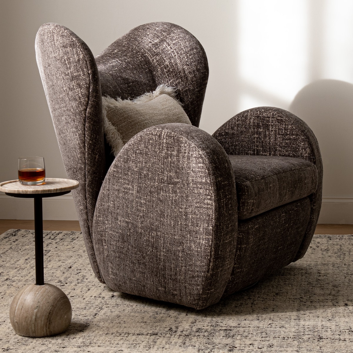 y gray n a chair   